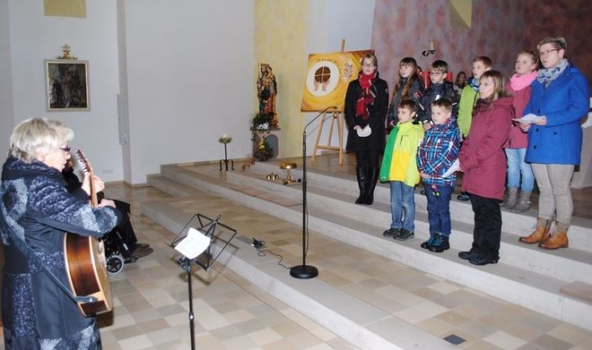 Begleitet von Marlies Wahl mit der Gitarre sangen die neuen Kommunionkinder zusammen mit ihren Katechetinnen und einer Mutter das "Mottolied" der neuen Erstkommunionvorbereitung ("Dieses kleine Stück Brot").